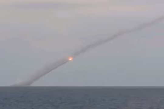 Tàu ngầm diesel-điện lớp Kilo 636.3 phóng tên lủa hành trình vào IS - video TV Zvezda