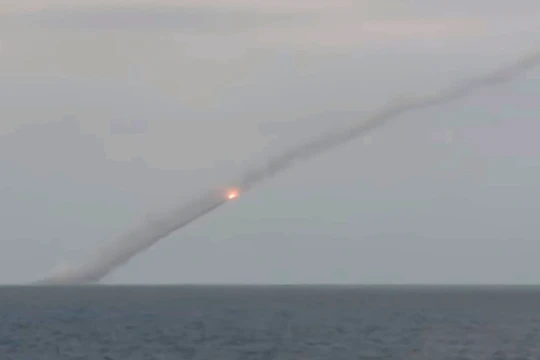 Tàu ngầm diesel-điện lớp Kilo 636.3 phóng tên lủa hành trình vào IS - video TV Zvezda