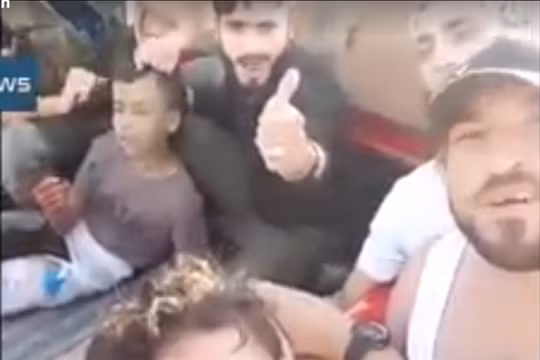 Thủ lĩnh chiến trường của al-Zenki có mặt trên chiếc xe chở em bé Palestinia 