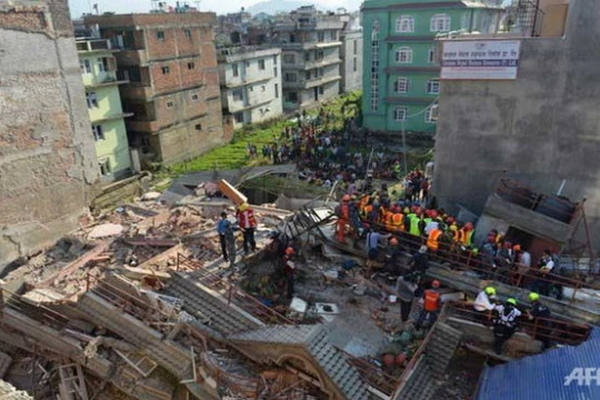Tìm kiếm và cứu hộ nạn nhân ở một tòa nhà đổ sập tại Kathmandu sau trận động đất mạnh 7,3 độ richter ngày 12-5 Ảnh: AFP