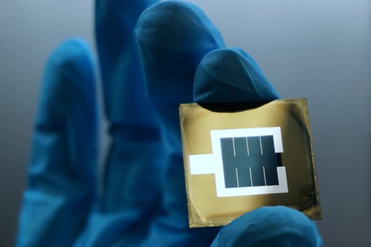 Pin mặt trời song song perovskite/silicon. Ảnh: Johannes Beckedahl/Lea Zimmerman/HZB
