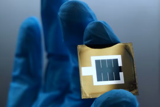Pin mặt trời song song perovskite/silicon. Ảnh: Johannes Beckedahl/Lea Zimmerman/HZB