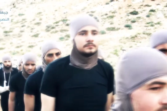 Nhóm binh sĩ quân đội Syria bị Jabhat Al-Nusra hành quyết