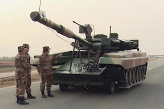 Bia mô hình xe tăng T-90 Trung Quốc. Ảnh: Defence - Blog.
