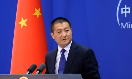 Ông Lục Khảng nhậm chức Vụ trưởng Vụ Thông tin báo chí hồi tháng 4, sau khi làm công sứ Trung Quốc tại Mỹ, phụ trách các vấn đề đa phương như kiểm soát vũ khí ở Hội đồng Bảo an Liên Hợp Quốc. Ảnh: Xinhua