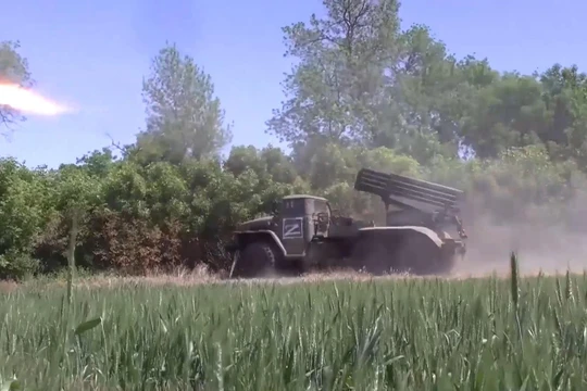 Pháo phản lực Grad quân đội Nga phóng đạn. Ảnh minh họa video