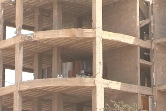 Ngôi nhà cao tầng, phía hầm ngầm chính là nhà tù nổi tiếng Al-Tawba (Nhà tù dành cho người kháng chiến) “Prison of Repentance”, ảnh minh họa MasdarNews