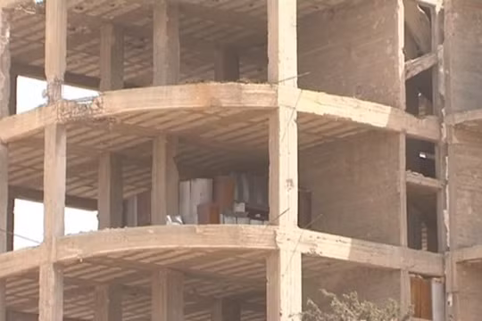 Ngôi nhà cao tầng, phía hầm ngầm chính là nhà tù nổi tiếng Al-Tawba (Nhà tù dành cho người kháng chiến) “Prison of Repentance”, ảnh minh họa MasdarNews