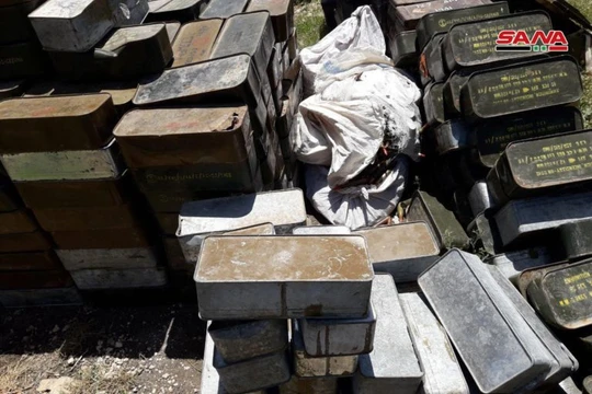 Vũ khí trang bị thu được từ lực lượng Hồi giáo cực đoan ở Hama. Ảnh SANA