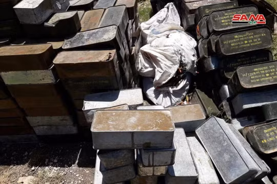 Vũ khí trang bị thu được từ lực lượng Hồi giáo cực đoan ở Hama. Ảnh SANA