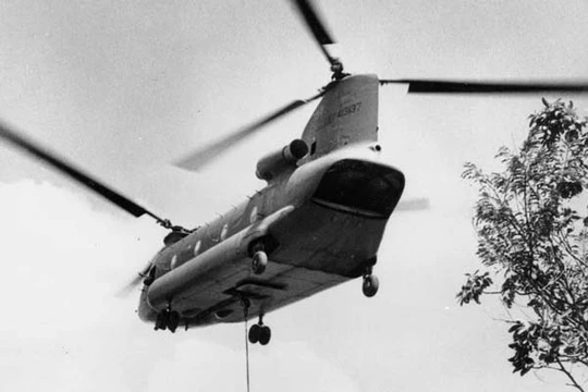 Trực thăng vận tải Mỹ đang cẩu 1 chiếc UH-1 bị bắn hạ