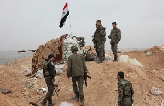 Một trạm kiểm soát của quân đội Syria trên đường cao tốc Khanasser