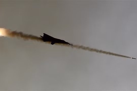 Máy bay Ấn Độ phóng tên lửa. Ảnh minh họa Press TV