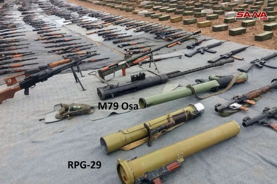 Quân đội Syria thu giữ vũ khí ở Quneitra, Tây Ghouta. Ảnh: SANA.