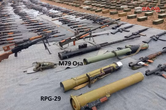 Quân đội Syria thu giữ vũ khí ở Quneitra, Tây Ghouta. Ảnh: SANA.