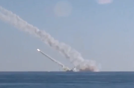 Tàu ngầm "Rostov-on-Don" lớp Kilo 636 phóng tên lửa hành trình Kalibr trên biển Địa Trung Hải tấn công khủng bố ở Syria