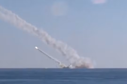 Tàu ngầm "Rostov-on-Don" lớp Kilo 636 phóng tên lửa hành trình Kalibr trên biển Địa Trung Hải tấn công khủng bố ở Syria