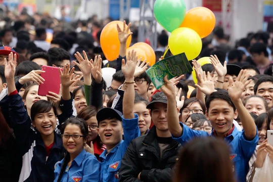 Hàng ngàn bạn trẻ đến tham dự Ngày hội tư vấn tuyển sinh - hướng nghiệp năm 2015 tại Hà Nội (15-3) - Ảnh: Nguyễn Khánh