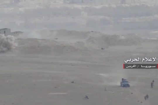 Quân đội Syria tiến công trên chiến trường dọc tuyến đường Al-Sukhnah - Mayadeen - ảnh video South Front