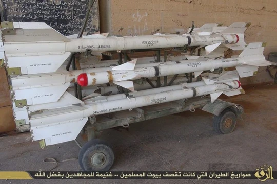 Tên lửa không đối không R-3, IS thu giữ được trên chiến trường khu vực sân bay Tabqa - Raqqa - ảnh South Front