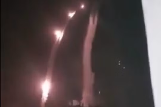 Hàng chục tên lửa được phóng lên trên vùng biên giới dải Gaza. Ảnh minh họa video