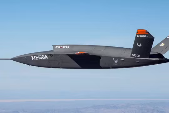 Máy bay không người lái XQ-58A Valkyrie trong chuyến bay thử nghiệm đầu tiên.