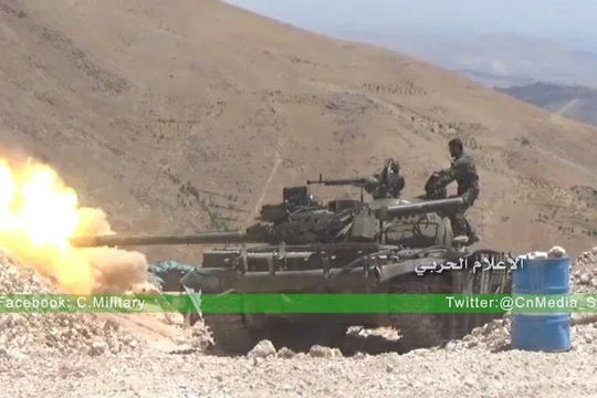 Xe tăng quân đội Syria tấn công các mục tiêu của lực lượng Hồi giáo cực đoan trên biên giới Syria - Lebanon