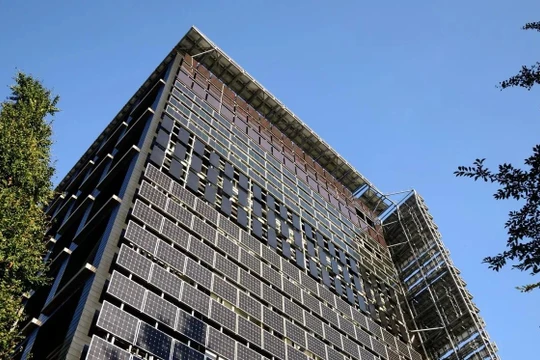 Chung cư lắp các tấm pin điện mặt trời. Ảnh Electrek