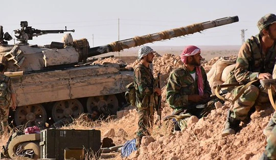 Binh sĩ lực lượng NDF phòng ngự trên chiến trường phía đông Deir Ezzor