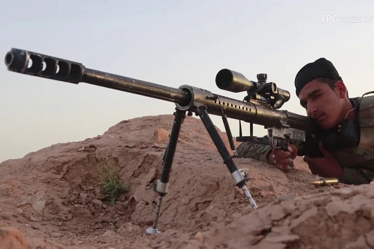 Các chiến binh người Kurd của lực lượng SDF tiến công trên sa mạc tỉnh Hasakad. Ảnh minh họa Masdả News