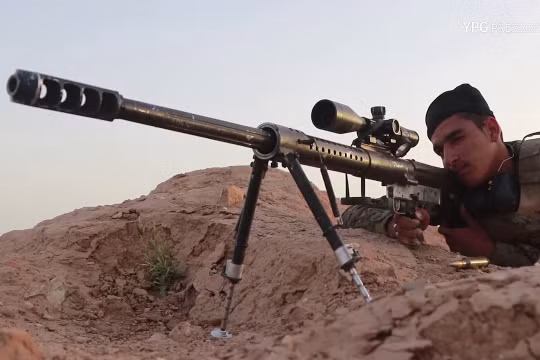 Các chiến binh người Kurd của lực lượng SDF tiến công trên sa mạc tỉnh Hasakad. Ảnh minh họa Masdả News