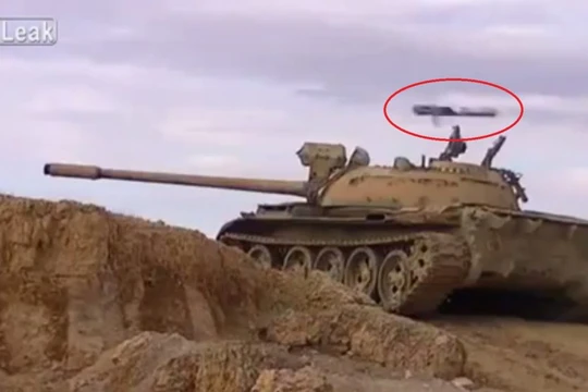 Tên lửa chống tăng bay sạt qua tháp pháo xe T-55 - ảnh minh họa video LiveLeak