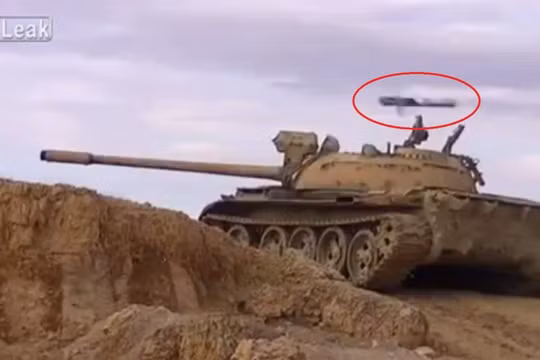 Tên lửa chống tăng bay sạt qua tháp pháo xe T-55 - ảnh minh họa video LiveLeak