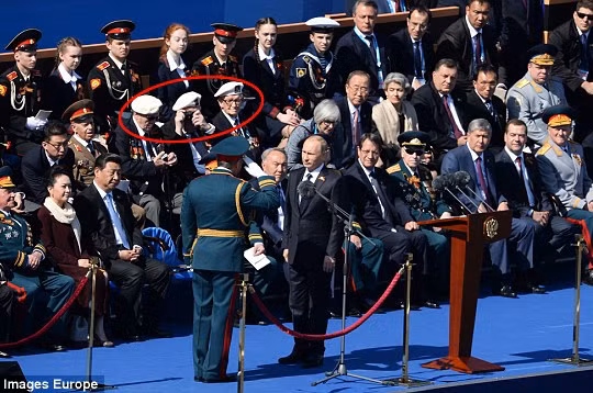 3 nhà thám hiểm Anh trên khán đài (khoanh đỏ).