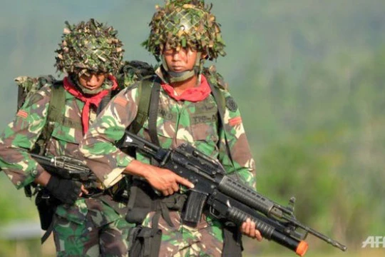 Binh lính Indonesia tham gia huấn luyện quân sự chống IS ở Poso, đảo Sulawesi - Ảnh: AFP