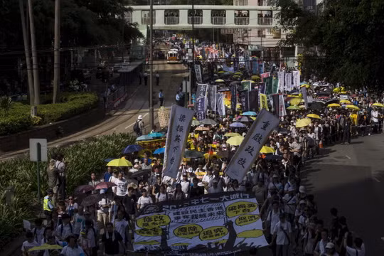 Người Hong Kong đổ ra đường biểu tình - Ảnh: Reuters