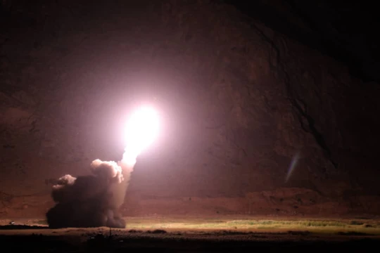 Vệ binh Cách mạng Hồi giáo Iran phóng tên lửa đạn đạo tấn công IS ở Deir Ezzor. Ảnh minh họa Masdar News
