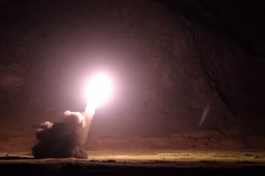 Vệ binh Cách mạng Hồi giáo Iran phóng tên lửa đạn đạo tấn công IS ở Deir Ezzor. Ảnh minh họa Masdar News