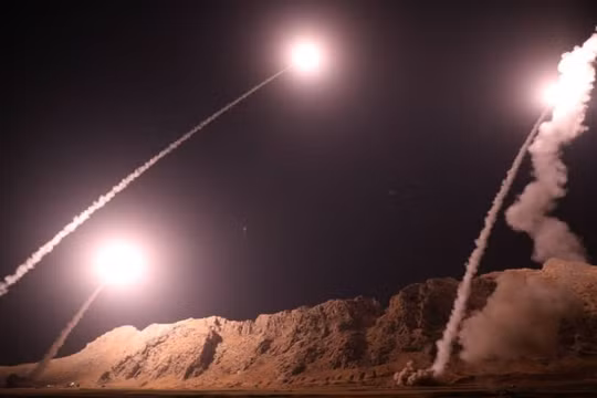 Lực lượng IRGC tấn công tên lửa đạn đạo vào căn cứ địa của IS ở Deir Ezzor. Ảnh minh họa video Ruptly