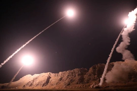 Lực lượng IRGC tấn công tên lửa đạn đạo vào căn cứ địa của IS ở Deir Ezzor. Ảnh minh họa video Ruptly