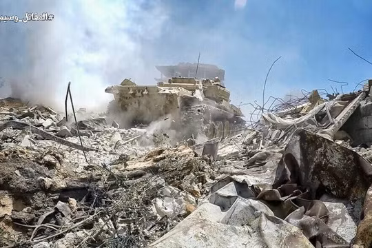 Xe tăng quân đội Syria tiến công trên chiến trường ngoại ô Đông Damascus