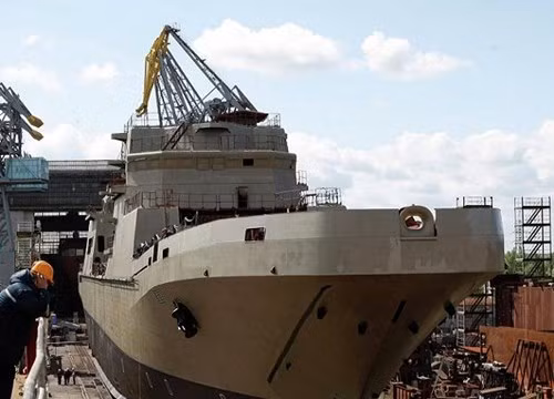 Chiếc tàu đổ bộ lớp Ivan Gren đầu tiên tại xưởng đóng tàu Yantar