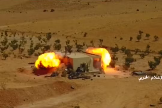 Vụ nổ phá hủy hoàn toàn trụ sở của IS trên vùng núi Qalamoun - ảnh video Hezbollah
