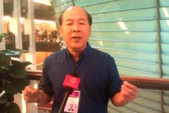 Thứ trưởng Bộ GTVT Nguyễn Văn Công trao đổi với báo chí.