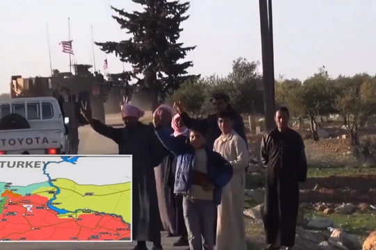 Quân đội Mỹ tuần tra trên ranh giới thị trấn Manbij. anh minh họa video South Front