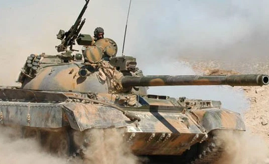 Xe tăng quân đội Syria trên chiến trường sa mạc tỉnh Homs, vùng biên giới với Iraq.