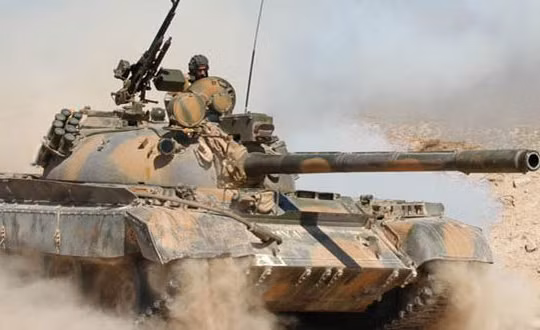 Xe tăng quân đội Syria trên chiến trường sa mạc tỉnh Homs, vùng biên giới với Iraq.