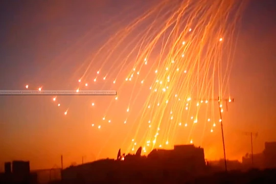 Mỹ sử dụng đạn phốt pho trắng tấn công khu dân cư ngoại ô Deir Ezzor - ảnh Masdar News