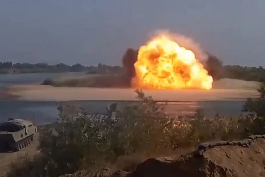 Xe quét mìn “UR-77 Metorit” tấn công IS ở đảo nhỏ trên sông Euphrates - ảnh minh họa Masdar News