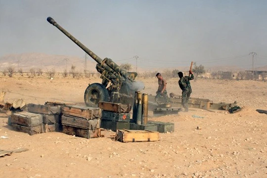 Pháo binh quân đội Syria chiến đấu trên vùng sa mạc tỉnh Homs